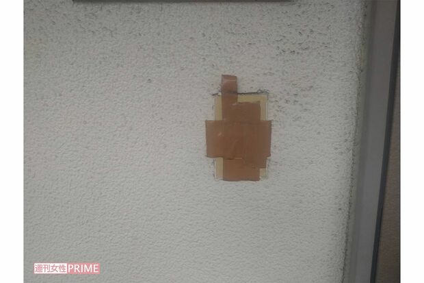 玄関のチャイムボタンにはガムテープが貼られて押せないように