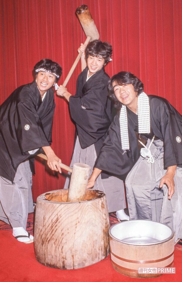 映画『グッドラックLove』製作発表は、紋付き袴姿で餅つき。たのきんスーパーヒットシリーズ第3弾。前2作の主演はマッチだったが、今作ではトシちゃんが主演に（'81年8月）