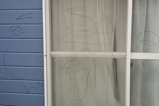 窓や壁に書かれた落書き