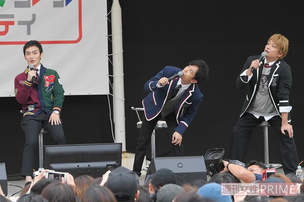 雨を心配する2人をよそに、草なぎは「最後まで降らない！」　撮影／渡邊智裕