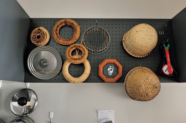 壁面を使う　写真提供／長谷川 潤（書籍『85歳現役、暮らしの中心は台所』より）