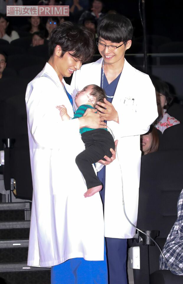 ドラマに出演していた子どもが来ていることに気づいた綾野＆星野は思わず抱っこ♪　撮影／佐藤靖彦