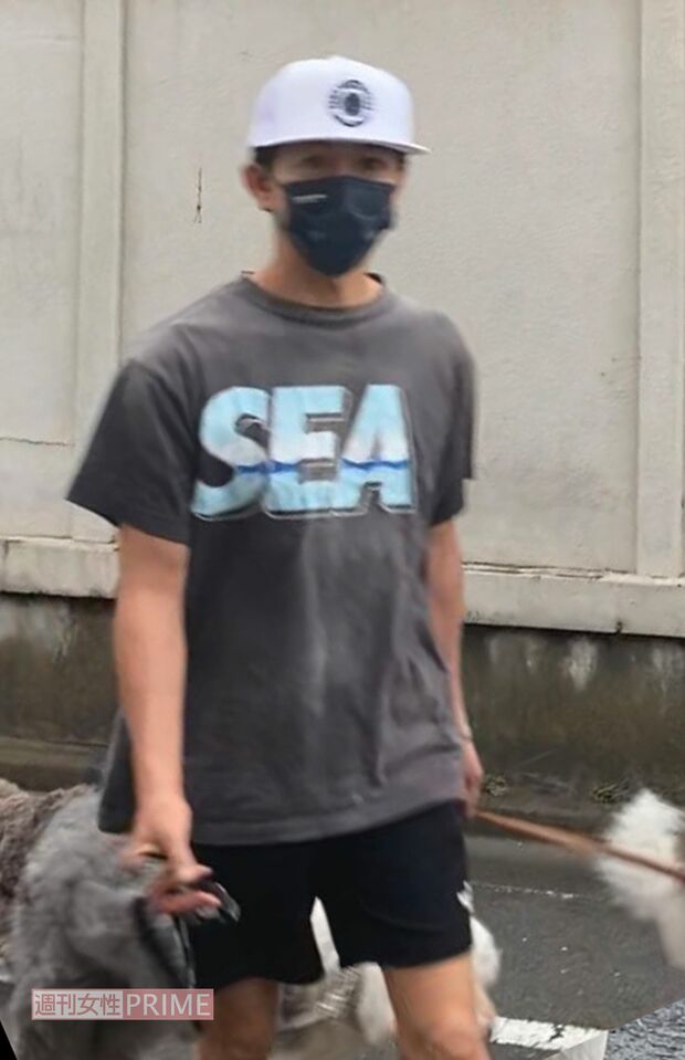 愛犬を散歩させている木村拓哉