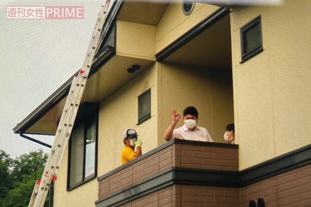 推測通りに屋根裏でニシキヘビを見つけ、白輪園長は報道陣に向けオッケーマークを＝22日午後4時50分すぎ