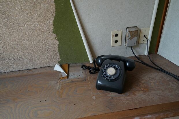 岐阜県の廃墟に残された黒電話。肝試しで建物内に残された品を拝借。後日、「返してほしい」と電話がかかってきたという怖い話も少なくない