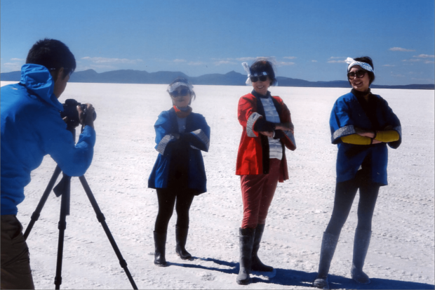 断捨離トレーナーの檀葉子さん（右端）と訪れたウユニ塩湖にて