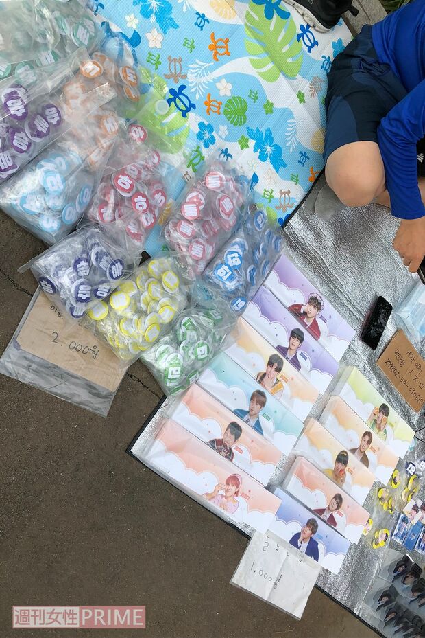 非公式グッズを売る業者も登場。価格は100〜200円程度／著者撮影