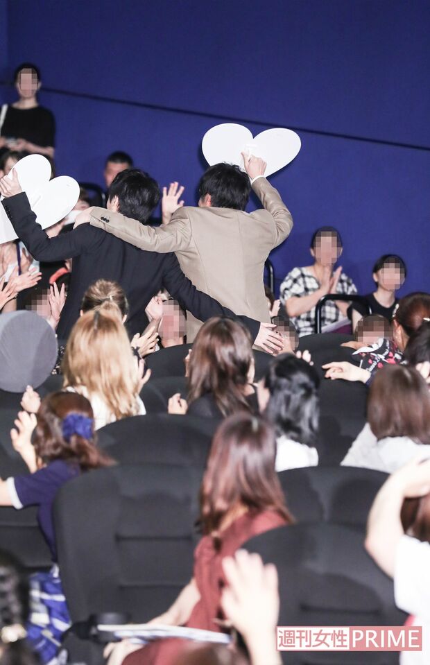 マスコミ向け写真撮影後、田中と林が肩を組みながら会場を後にすると黄色い声が！　撮影／吉岡竜紀