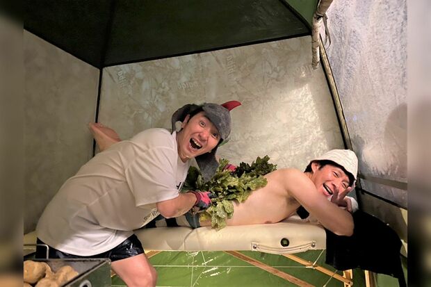 活動自粛前には渡部をサウナ接待する写真を投稿（マグ万平のTwitterより）