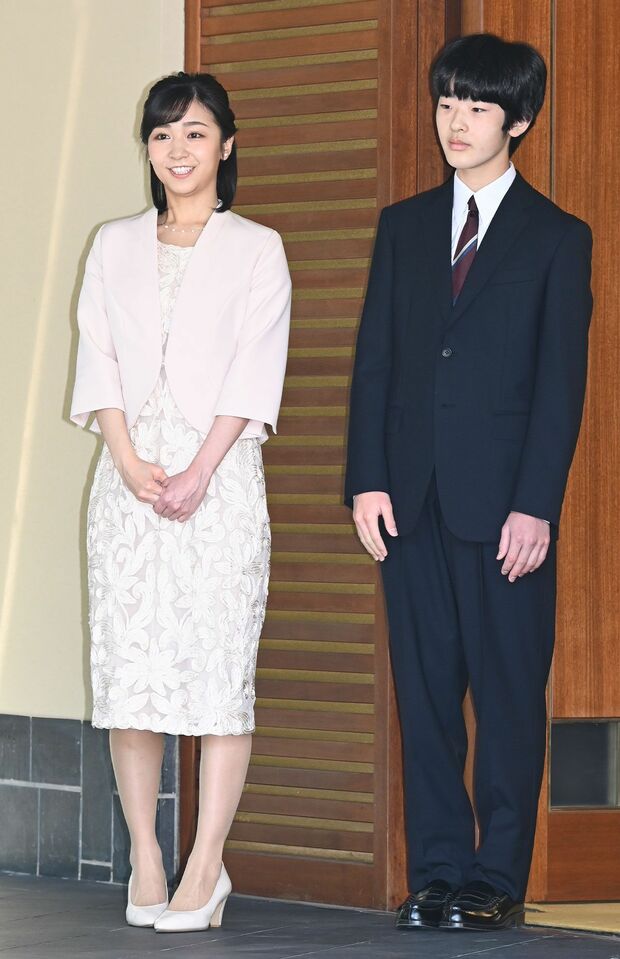 '23年5月、チャールズ国王の戴冠式出席のためイギリスへと出発するご両親を見送られる佳子さま。オフホワイトのレースワンピースはIライン。七分丈の、ほんのり淡いピンクのノーカラージャケットを羽織られて　撮影／JMPA