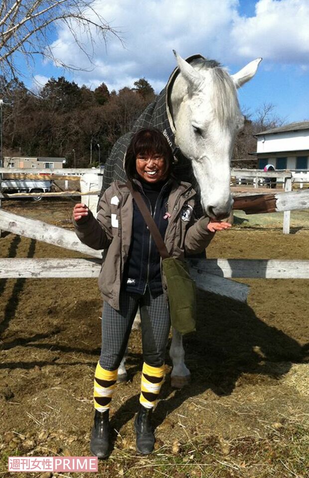 愛馬と写る田村容疑者（田村容疑者のFacebookより）