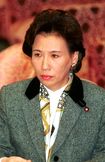 ネップツイード地のジャケットにスカーフを合わせる田中眞紀子