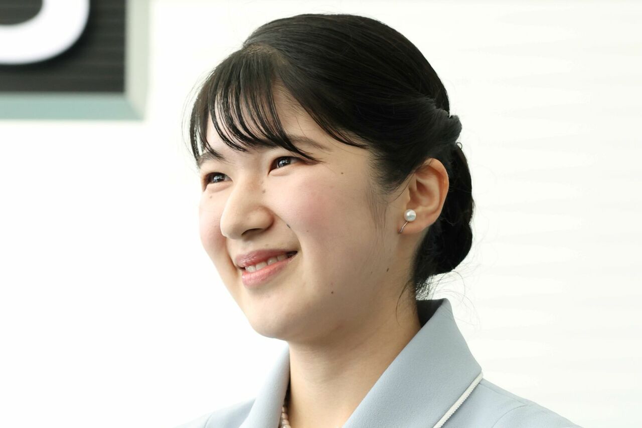 画像・写真】愛子さま、雅子さまの面影感じる《青×白の上品スタイル