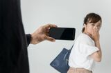 日本は“盗撮大国”、加害者に多い「大卒のごく普通の会社員」が求めるスリルと支…