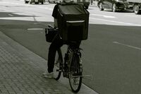 Uber Eatsは内訳不明な金額調整、出前館は“ブースト報酬”終了で配達員離れか「デリバリー業界の現在」