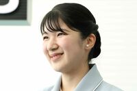 愛子さま、雅子さまの面影感じる《青×白の上品スタイル》でラオスへご出発!踏み出す成年皇族としての新たな一歩