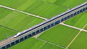 田園風景のなか走り抜ける上越新幹線