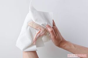 手羽先の水分をペーパータオルでよくふき取る　撮影／山田智絵