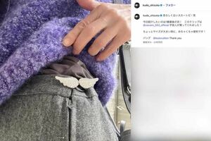 娘・Cocomiに買ってもらったという羽型のクリップを紹介した工藤静香（本人のインスタグラムより）