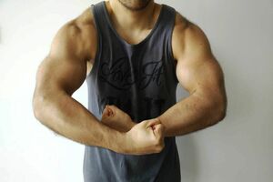 ※編集部注：顔はお見せできませんが、身体の一部だけご紹介。それは全身すごい筋肉でした。