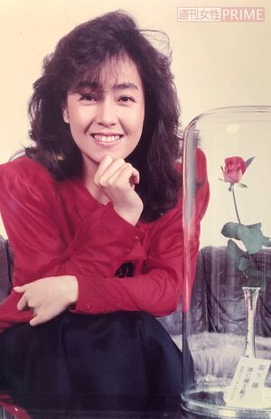 陛下から贈られたバラとともに。処理をほどこして'23年現在も厳重に保管しているそう（本人提供写真）