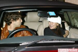 車内で見つめあって会話する中山美穂と辻仁成