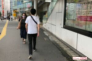 7月上旬。体当たりされ、頭にきたAさんは男を追いかけ撮影したという