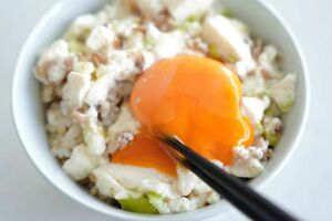 酷暑を乗り切る「豆腐丼」と「ザーサイスープ」の作り方を伝授します(筆者撮影・東洋経済オンライン)