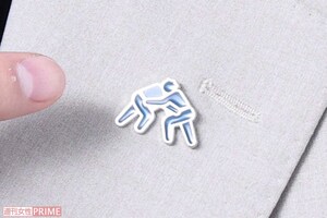 「世界相撲」のシンボルマークのピンバッジを常に着けるようにしている白鵬　撮影／吉岡竜紀