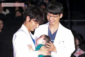 ドラマに出演していた子どもが来ていることに気づいた綾野＆星野は思わず抱っこ♪　撮影／佐藤靖彦