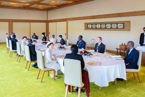 ケニア大統領夫妻を招いて開かれた昼食会で、国際親善にひと役買った愛子さま（手前の列右から2人目）
