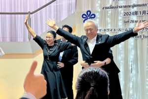 バンコクで開かれた送別宴でタイタニックごっこする福岡県議員たち(センキョタイムズWEBより)