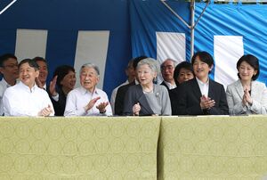 “異例”の文書が発表されてから4日後、両陛下は皇太子さまと秋篠宮ご夫妻と皇居で打毬を観戦された(5月29日)