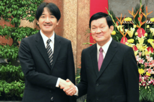 ベトナムを私的に訪問し、当時の国家主席と握手される秋篠宮さま（'12年8月）写真/共同通信社