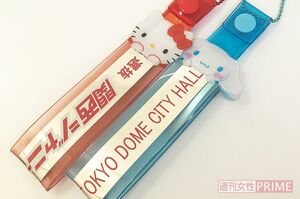 “可愛い”のコラボ。キティちゃん（左）やシナモロール（右）が銀テを持っているように見える！／著者撮影