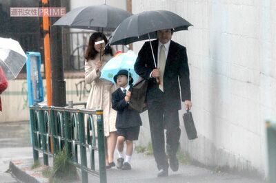 2010年4月、元CA妻と息子・市川團子の小学校入学式に出席した香川照之