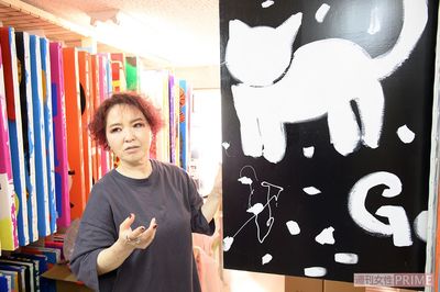「がっちゃんにとって、混ざる=汚れる。だから、絵の具そのままの色で描くんです」とココさん(撮影/渡邉智裕)