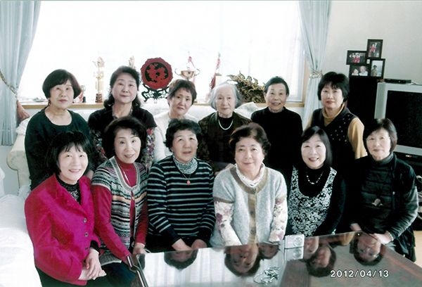 【写真】前原小学校時代の卒業生たちと（ツチヱさんの自宅で）。後列右端が宗久子さん