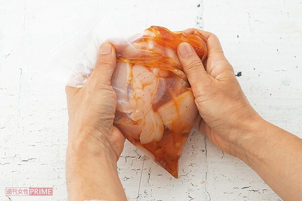 肉や魚を加えてもんでなじませる　『下味冷凍 スピードおかず』（主婦と生活社）より　撮影／廣瀬靖士