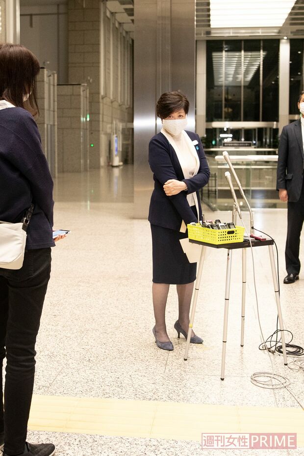「密」を避けて囲み取材に応じる小池都知事
