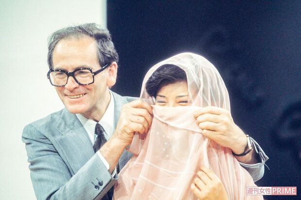 フランスのデザイナー、ピエール・カルダンからドレスをプレゼントされた（'77年11月）　撮影／週刊女性写真班