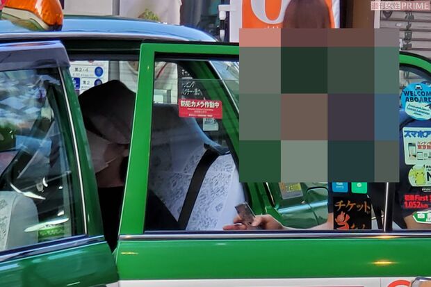 タクシーに乗り込む小室佳代さん（3/3）