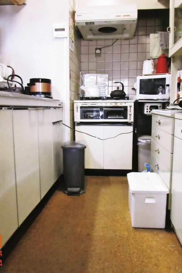 食器棚から引き出し収納に変えた。壁のつり戸棚を減らしたことで壁面がすっきりして、開放感あふれる台所に　写真提供／長谷川 潤（書籍『85歳現役、暮らしの中心は台所』より）