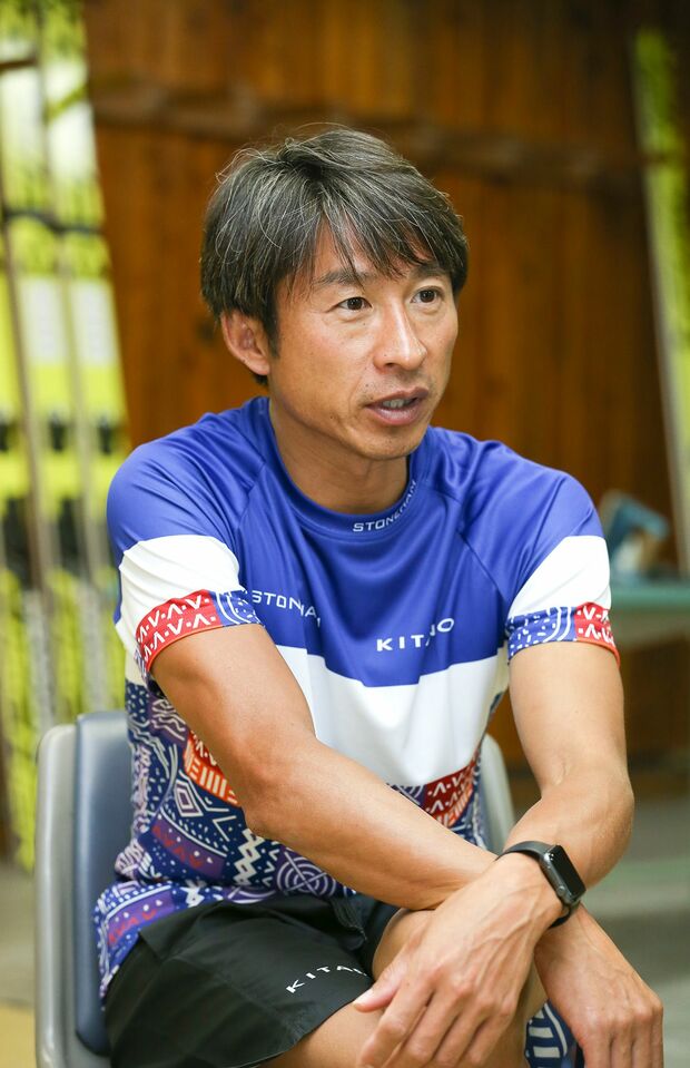 渡部を見守り、的確なアドバイスを送る荻原健司スキー部長