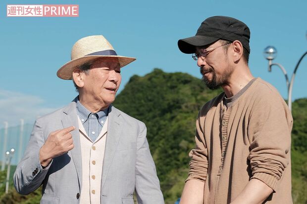 撮影現場で談笑する坪川監督（右）と小松政夫さん（坪川監督提供）