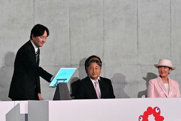 大阪・関西万博の開会セレモニーにあたり、パネルに手をかざす秋篠宮さま(2025年4月12日)