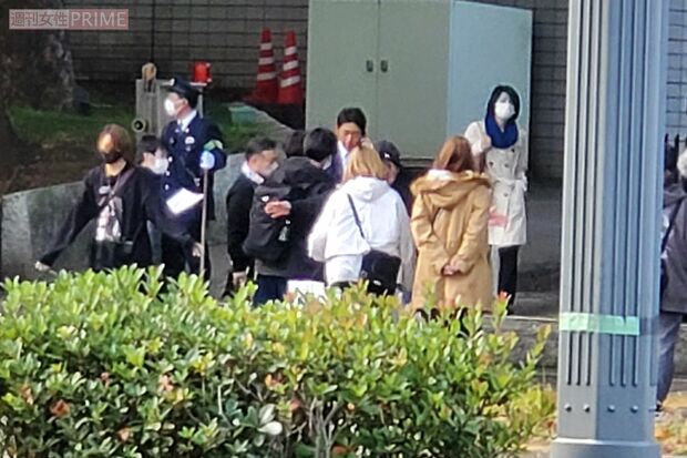 警視庁前でドラマの撮影中の小泉孝太郎(2/5)