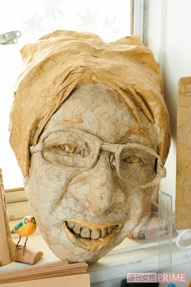 テレビ出演した際に作ったという、教育学者・齋藤孝さんの顔。これを見ると、同じダンボールでも色の違いがよくわかる　撮影／山田智絵