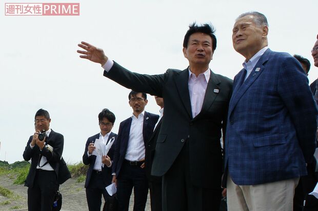 千葉県の森田健作知事は森会長に「もっといい波がきます」とサーフィンが行われる釣ヶ崎海岸でアピール