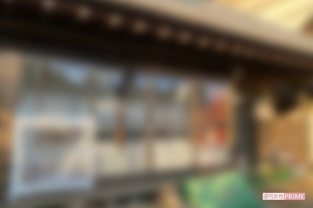 阿天坊翔也容疑者宅は粗い修繕跡が目立ち、ゴミ屋敷のように不要物が堆積していた